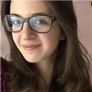 Insegnante di francese. Ho vissuto 5 anni in Francia, lì ho frequentato le superiori. Ho una certificazione livello C1